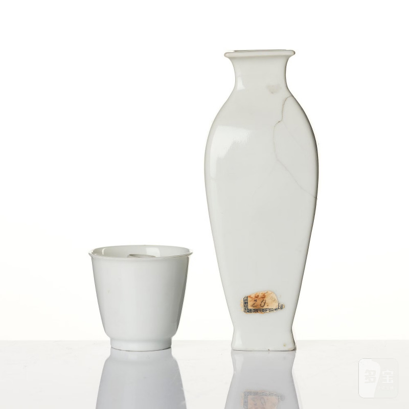 A blanc de chine vase and three cups, - 图13